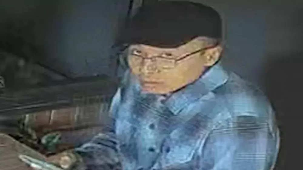 Mo&scaron;ki je osumljen, da je avgusta 2024 v parku z vrelo kavo namerno polil dojenčka in ga hudo po&scaron;kodoval. 