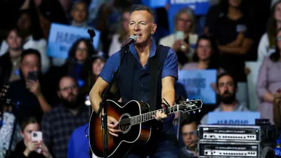 FILE PHOTO: Bruce Springsteen performs during a campaign rally for Democratic presidential nominee U.S. Vice President Kamala Harris in Philadelphia, Pennsylvania, U.S., October 28, 2024. REUTERS/Eloisa Lopez/File Photo