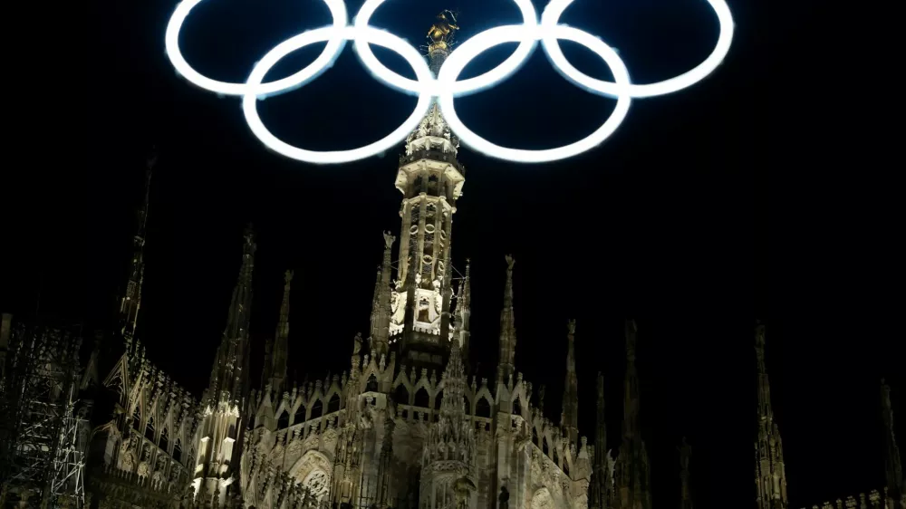 Milano Cortina 2026 Winter Olympics - Previews - Milan, Italy - February 1, 2026 The Olympic rings are seen in front of the Duomo di Milano REUTERS/Fabrizio Bensch