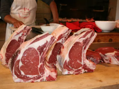 Florentinski zrezek. Florentinski zrezki morajo pred pečenjem več ur stati na sobni temperaturi, da se tudi v notranjosti mesa temperatura zvi&scaron;a.