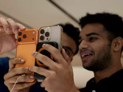 FILE PHOTO: FILE PHOTO: A customer compares his old iPhone with the newly launched iPhone 17 pro max at an Apple retail store in Delhi, India, September 19, 2025. REUTERS/Bhawika Chhabra//File Photo/File Photo