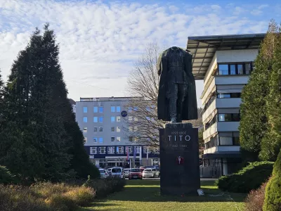 Velenje, Titov trg.Obglavljen bronasti kip Josipa Broza - Tita.