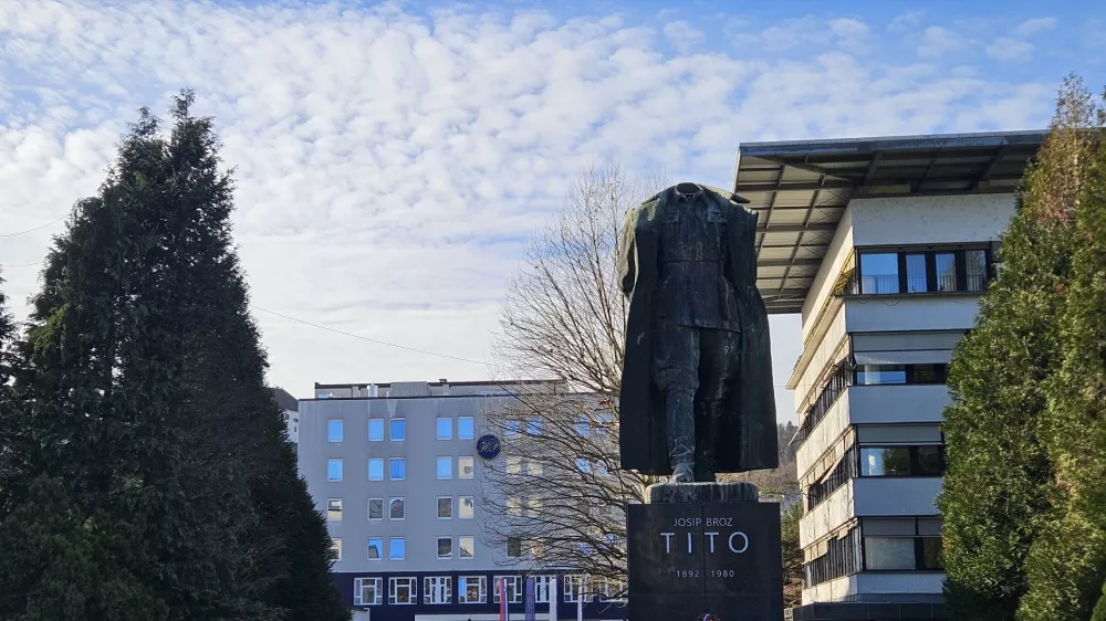 Velenje, Titov trg.Obglavljen bronasti kip Josipa Broza - Tita.