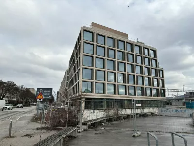 Vilharija, stavba ob železni&scaron;ki postaji