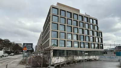 Vilharija, stavba ob železniški postaji