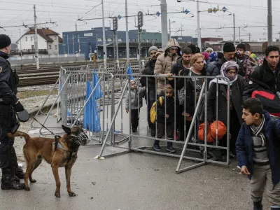 - 17.02.2016 - Železni&scaron;ka postaja Dobova - - Begunci 2016 - migracije po zahodni balkanski poti - migracijska pot beguncev iz Sirije, Afganistana in Iraka čez Balkan proti zahodni Evropi - evropska begunska kriza - migranti   ///FOTO: Luka Cjuha.