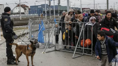 - 17.02.2016 - Železniška postaja Dobova - - Begunci 2016 - migracije po zahodni balkanski poti - migracijska pot beguncev iz Sirije, Afganistana in Iraka čez Balkan proti zahodni Evropi - evropska begunska kriza - migranti   ///FOTO: Luka Cjuha.