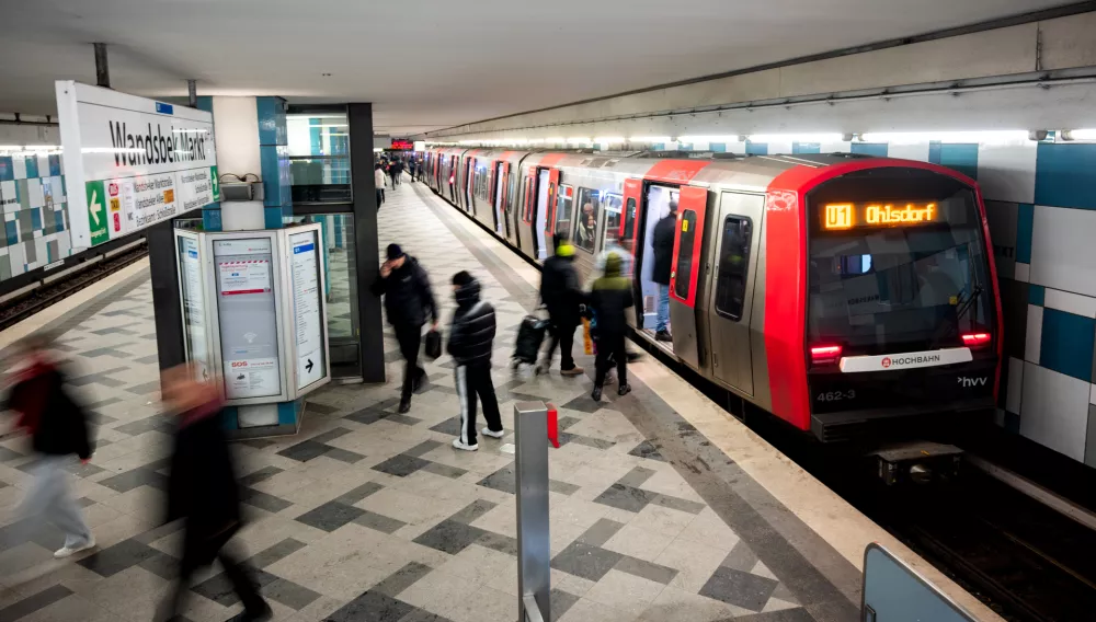 30 January 2026, Hamburg: A subway train stands at the Wandsbek-Markt station in Hamburg. Police in Hamburg launched a homicide investigation on Friday after two people were killed at an underground station in the northern German city. Photo: Daniel Bockwoldt/dpa