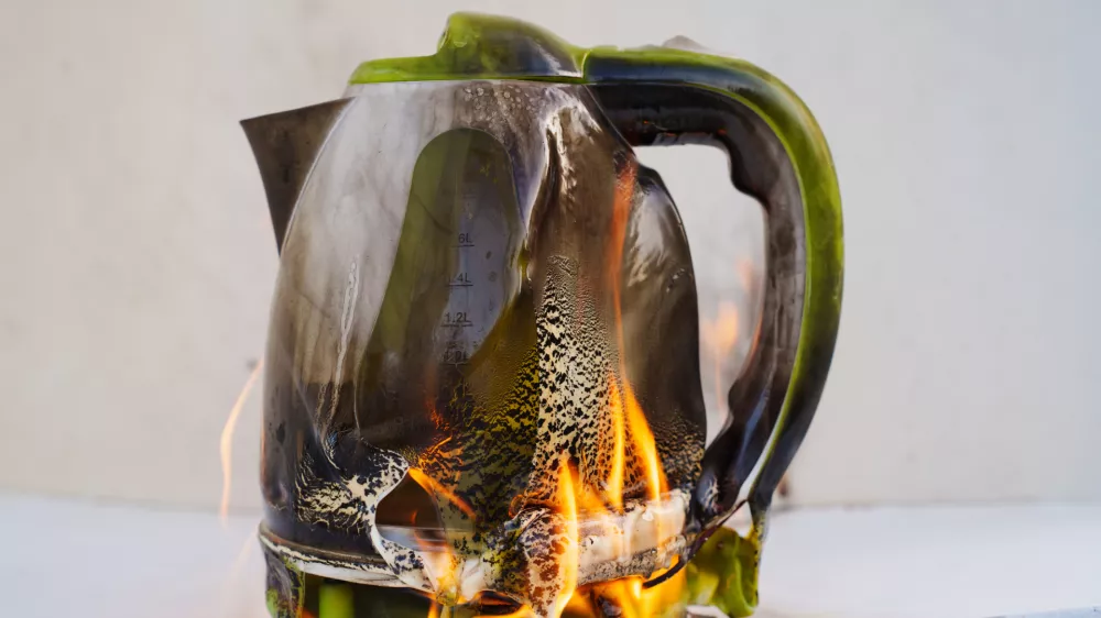 Električno napravo ogenj hitro zajame. / Foto: Istock