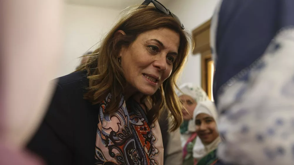 Syrian Minister of Social Affairs and Labor Hind Kabawat, speaks with children during her visit to Al-Yasamin orphanage center, in Idlib city, north Syria, Monday, April 28, 2025. (AP Photo/Ghaith Alsayed) / Foto: Ghaith Alsayed