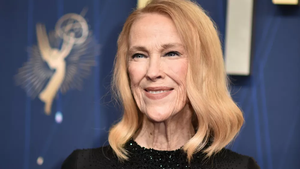 FILE - Catherine O'Hara arrives at the 77th Primetime Emmy Awards in Los Angeles on Sept. 14, 2025. (Photo by Richard Shotwell/Invision/AP, File) / Foto: Richard Shotwell