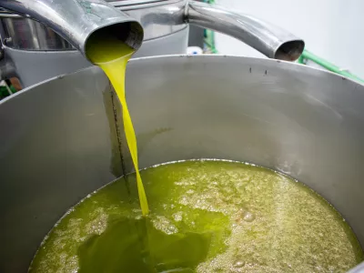 Ekstra devi&scaron;ko oljčno olje ima značilno barvo. Slika je simbolična.  / Foto: Istock