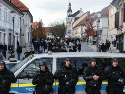 - 28.10.2025 - Izredna skup&scaron;čina občine Novo Mesto s svetniki in predstavniki vlade in protest proti romskemu nasilju z naslovom Dovolj je!//FOTO: Jaka Gasar