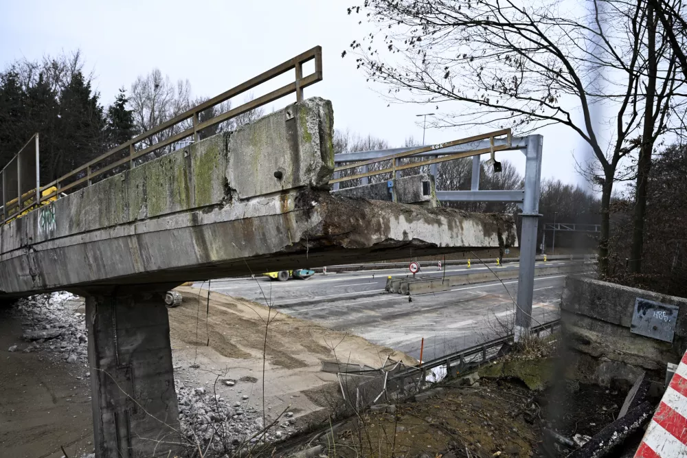 gradbi&scaron;če - simbolična fotografijagradnjaavtocesta avtoceste31.01.2025 - Nadhod Koseze - Ledarska - ru&scaron;enje nadhodaFoto: Nik Erik Neubauer