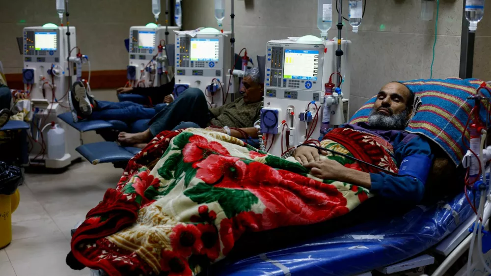 Palestinian patients with kidney failure undergo dialysis treatment at Al-Aqsa Martyrs Hospital, in Deir al-Balah, central Gaza Strip, February 1, 2026. REUTERS/Mahmoud Issa