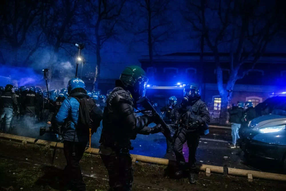 31 January 2026, Italy, Turin: Police officers clash with protesters during a demonstration in solidarity with Askatasuna, the social center closed in december 2025. Photo: Sebastiano Bacci/ZUMA Press Wire/dpa