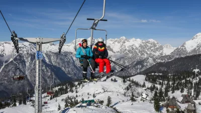 smučamje- dvosedežnica &Scaron;imnovec -- 03.02.2023 &ndash; Smučarsko sredi&scaron;če Velika planina &ndash; zimske počitnice &ndash; smuči&scaron;če - //FOTO: Bojan Velikonja