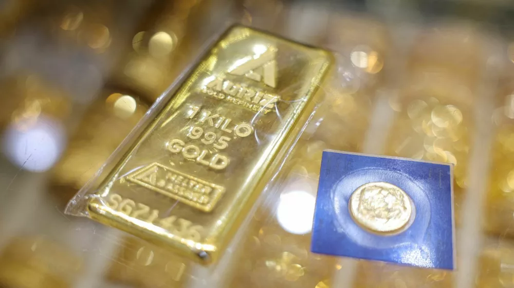 FILE PHOTO: A one-kilogram gold bar and a sealed gold coin are displayed at a jewellery store, in Dubai, United Arab Emirates, January 20, 2026. REUTERS/Amr Alfiky/File Photo