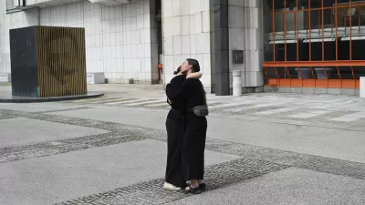08.07.2024 - Anja Mejač in Liza &Scaron;imenc, plesna intervencija Objem.FOTO: Nik Erik Neubauer