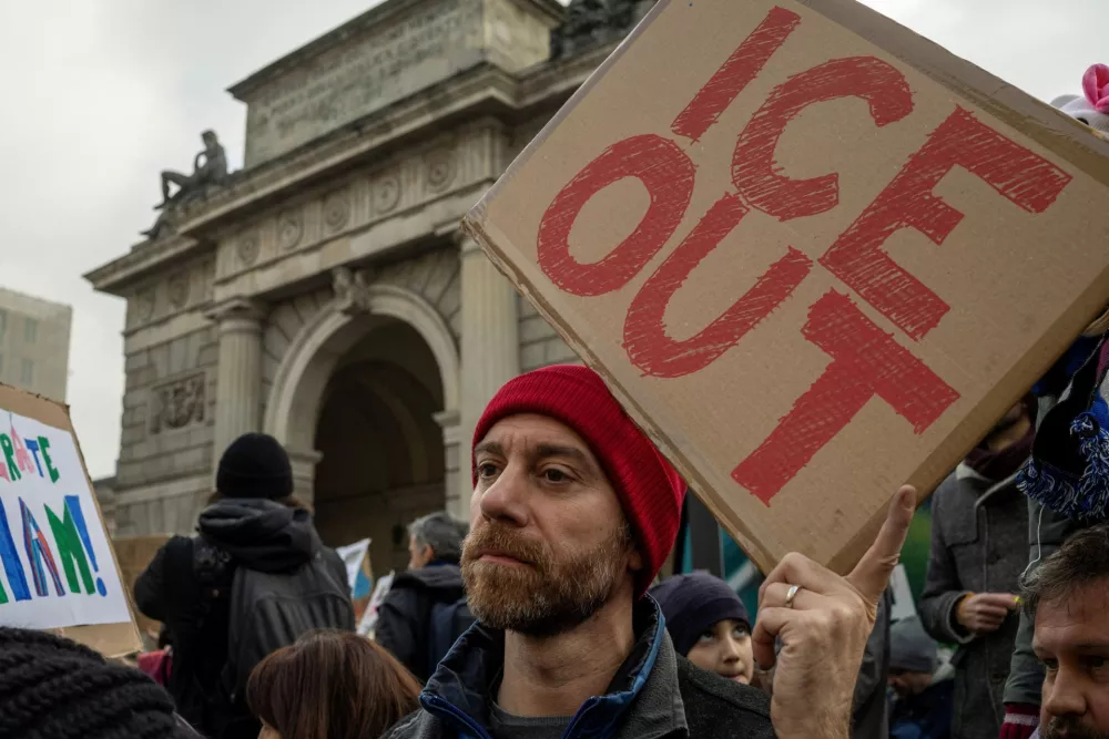 A protester holds a placard during a demonstration after it was confirmed that U.S. Immigration and Customs Enforcement (ICE) personnel will help protect U.S. delegations at the Milan‑Cortina 2026 Winter Olympics, in Milan, Italy, January 31, 2026. REUTERS/Alkis Konstantinidis / Foto: Alkis Konstantinidis