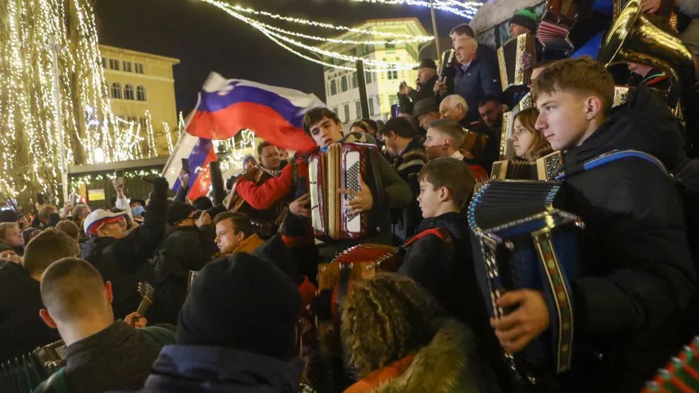 26.12.2025 - Pre&scaron;ernov trgu v Ljubljana shod harmonikarjev - harmonikaFoto: Luka Cjuha