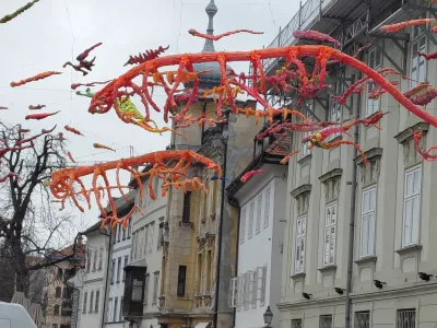 Zakaj so po Ljubljani obe&scaron;ene pisane skulpture?