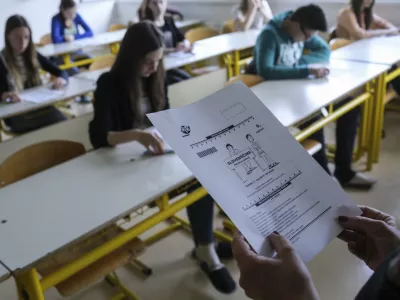 - Osnovna &scaron;ola Valentina Vodnika v Ljubljani - razred - učilnica - osnovno&scaron;olci - učenci - &scaron;olstvo    - 07.05.2015 - Nacionalno preverjanje znanja (NPZ) v osnovnih &scaron;olah - pisno preverjanje znanja iz maternega jezika za učence 6. in 9. razreda -    //FOTO: Jaka Gasar