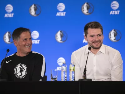 lastnik mo&scaron;tva v ligi NBA Dallas Mavericks Mark Cuban, Luka Dončić- 10.08.2021 - novinarska konferenca Luke Dončića in vodstva ameri&scaron;ke ekipe Dallas Mavericks ob podpisu nove petletne pogodbe v vrednosti 207 milijonov dolarjev za sezono 2022/23, //FOTO: Matjaž Ru&scaron;t