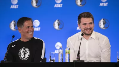 lastnik mo&scaron;tva v ligi NBA Dallas Mavericks Mark Cuban, Luka Dončić- 10.08.2021 - novinarska konferenca Luke Dončića in vodstva ameri&scaron;ke ekipe Dallas Mavericks ob podpisu nove petletne pogodbe v vrednosti 207 milijonov dolarjev za sezono 2022/23, //FOTO: Matjaž Ru&scaron;t