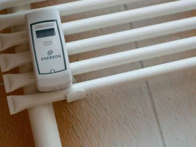 - centralno ogrevanje - delilnik stroĹˇkov toplote - daljinsko odcitavanje vrednosti porabe -merilec - radiator //FOTO: TomaĹľ ZajelĹˇnik