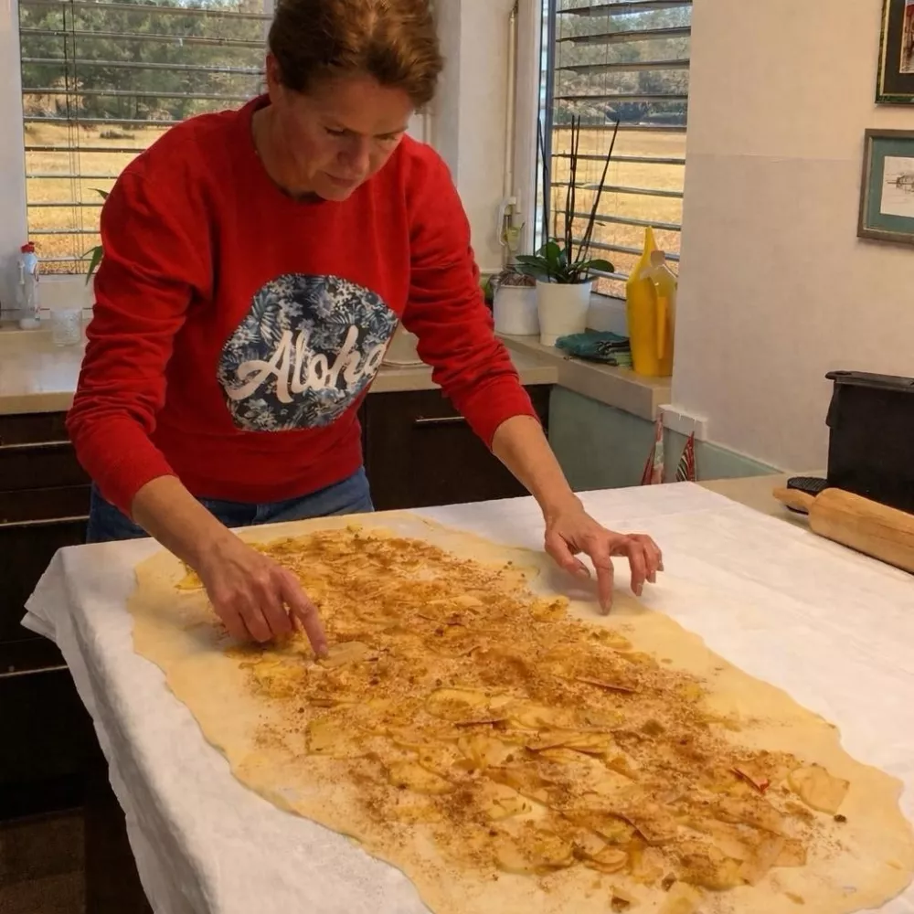 Ministrica Alenka Bratu&scaron;ek, pravijo, čeprav niso poskusili, enega najbolj di&scaron;ečih jabolčnih zavitkov. 