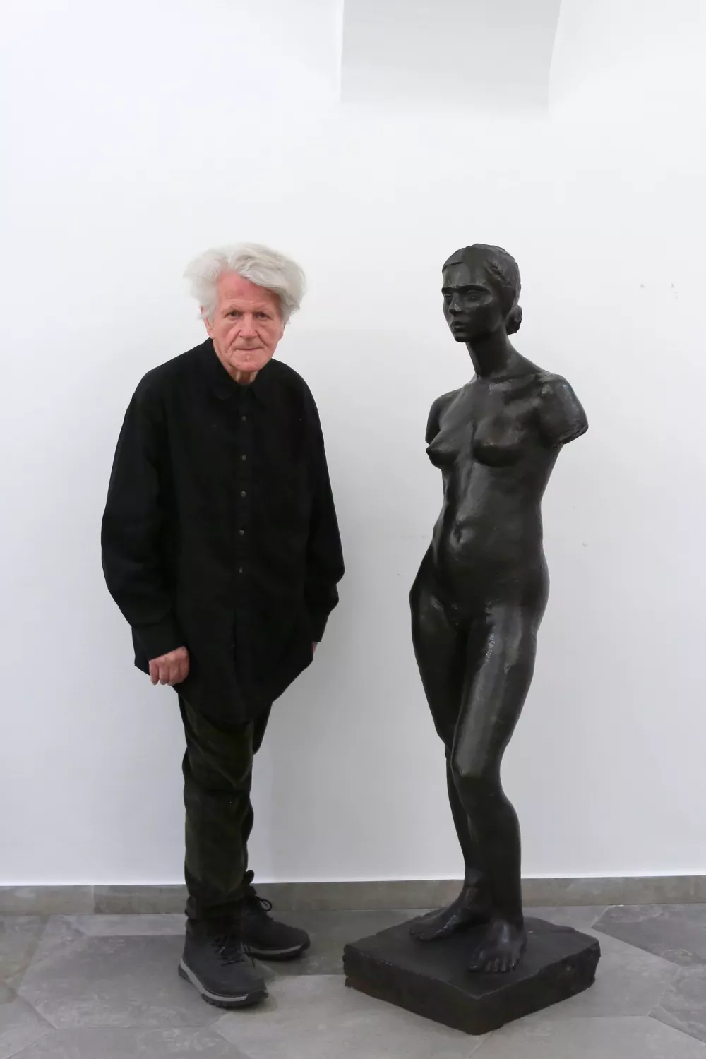 Kipar Mirsad Begić ob originalnem ženskem aktu iz leta 1976 F arhiv galerije Antikvintete Novak