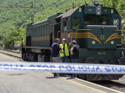 - lokomotiva SŽ - Slovenske železnice - 27.06.2019 &ndash; Dol pri Hrastovljah - Železni&scaron;ka nesreča v predoru Hrastovlje na železni&scaron;ki progi proti Kopru, kjer je od kompozicije 18 vagonov tovornega vlaka iztirilo &scaron;est vagonov, ki je prevažal kerozin v Munchen pri čemer je pri eni cesterni pri&scaron;lo do izlitja okoli 10.000 litrov kerozina in ogrozilo izvir reke Rižane  //FOTO: Matjaž Ru&scaron;t