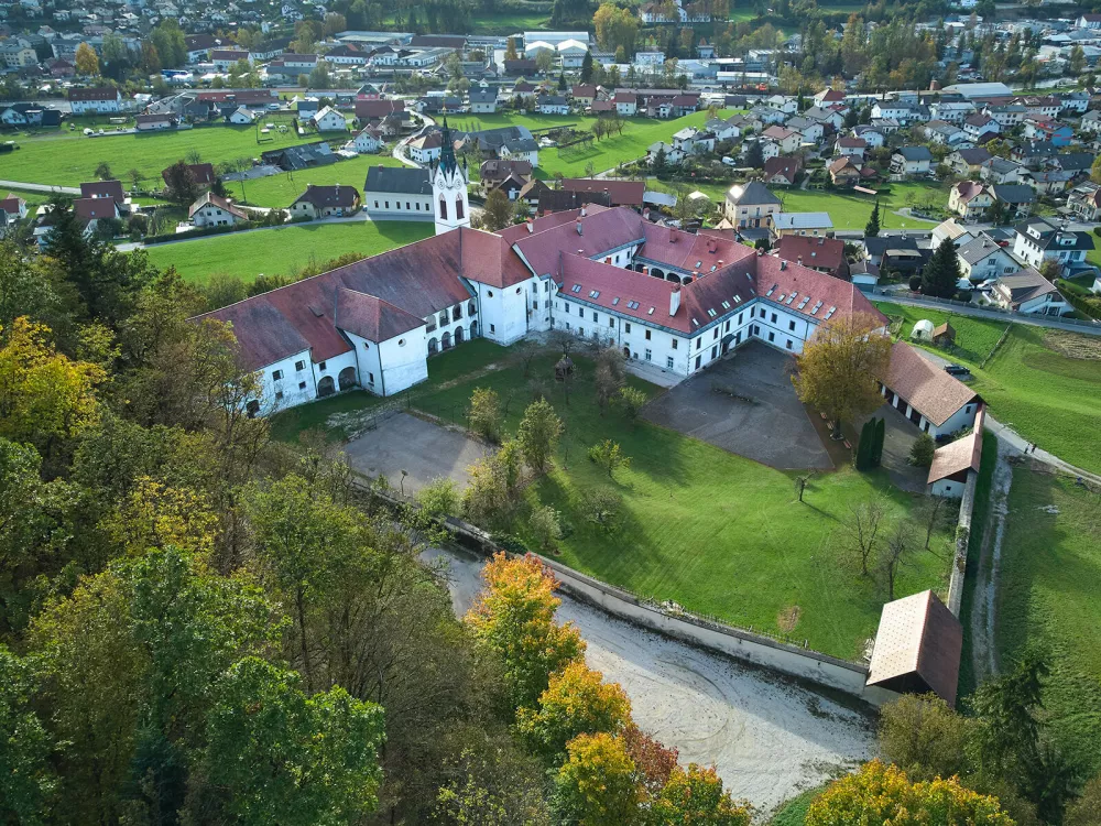 Oddih v ti&scaron;ini, zbranosti in preprostosti: Bi prespali v samostanu?