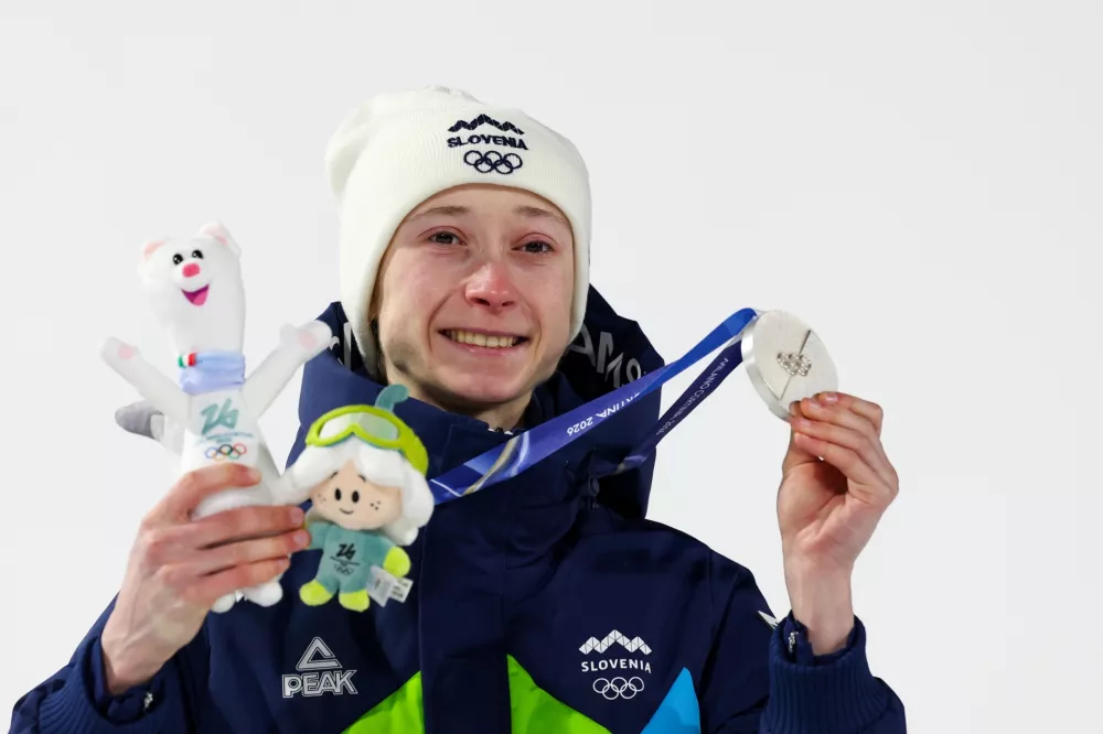 Čeprav sprva razočarana, je bila Nika Prevc ob podelitvi srebrne kolajne vseeno nasmejana. / Foto: Sta