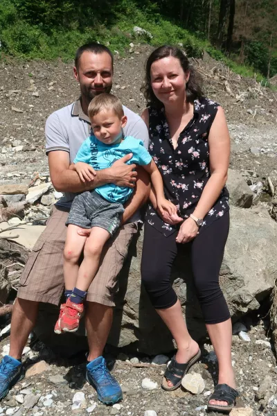 Mladi družinici Breznik - Krajnc je plaz avgusta 2023 dobesedno odnesel hi&scaron;o. Ko smo jih obiskali junija 2024, so upali, da se bodo lahko v novi dom vselili konec leta 2025, a so od tega cilje &scaron;e zelo oddaljeni. / Foto: Tatjana Pihlar