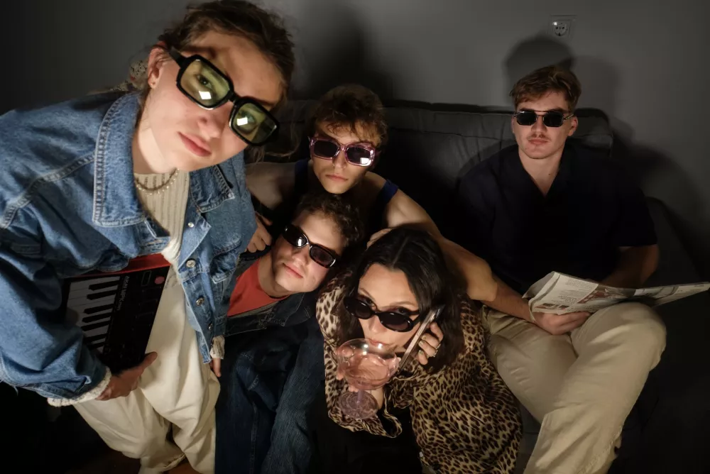 Ustanavljanje bendov in ustvarjanje glasb: Vaje v sobi brez oken in elektrike