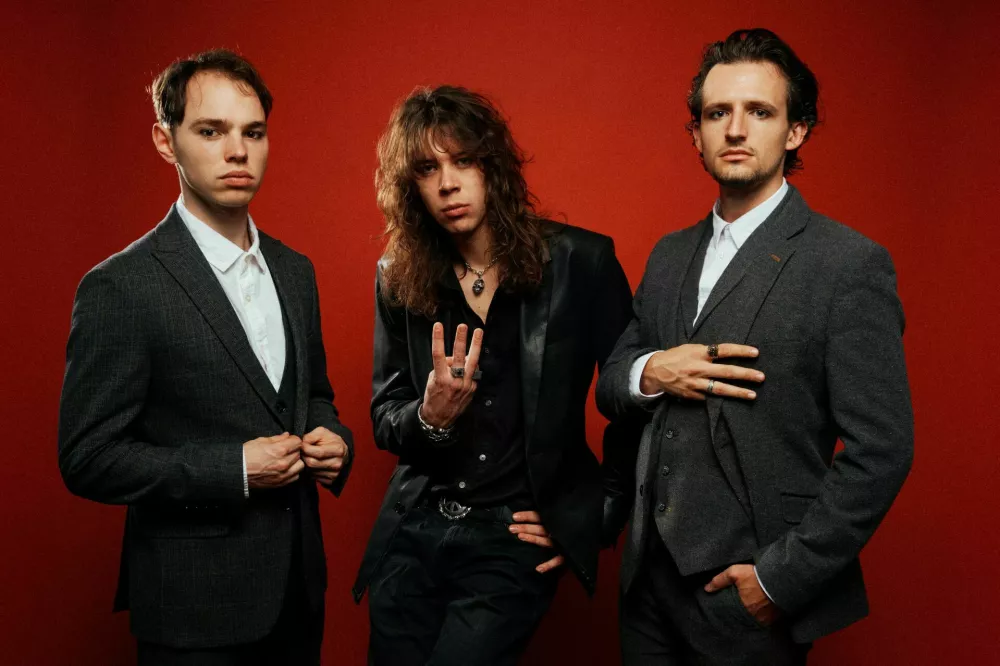 Ustanavljanje bendov in ustvarjanje glasb: Vaje v sobi brez oken in elektrike