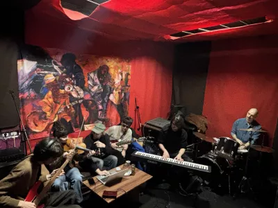 Ustanavljanje bendov in ustvarjanje glasb: Vaje v sobi brez oken in elektrike