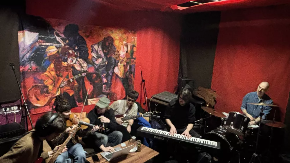 Ustanavljanje bendov in ustvarjanje glasb: Vaje v sobi brez oken in elektrike