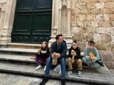 Kendall Seymour s tremi svojimi otroki, ki jih je njegova biv&scaron;a žena ugrabila in brez njegove vednosti odpeljala v Evropo. 