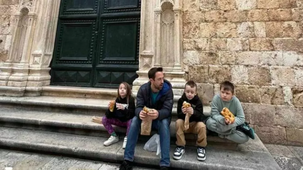 Kendall Seymour s tremi svojimi otroki, ki jih je njegova biv&scaron;a žena ugrabila in brez njegove vednosti odpeljala v Evropo. 