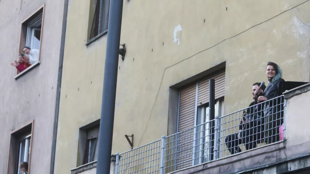 - &scaron;tudentka jazz petja Anja Hrastov&scaron;ek in Andrej Jako&scaron; - Spontani glasbeni in pevski nastopi tudi na slovenskih balkonih v času epidemije po vzoru &Scaron;pancev in Italijanov - - 15.03.2020 - Koronavirus COVID-19 v Sloveniji &ndash; epidemija - ukrepi za preprečevanje &scaron;irjenja okužb s koronavirusom &ndash; zaustavltev javnega in družabnega življenja - samoizolacija//FOTO: Bojan Velikonja / Foto: Bojan Velikonja