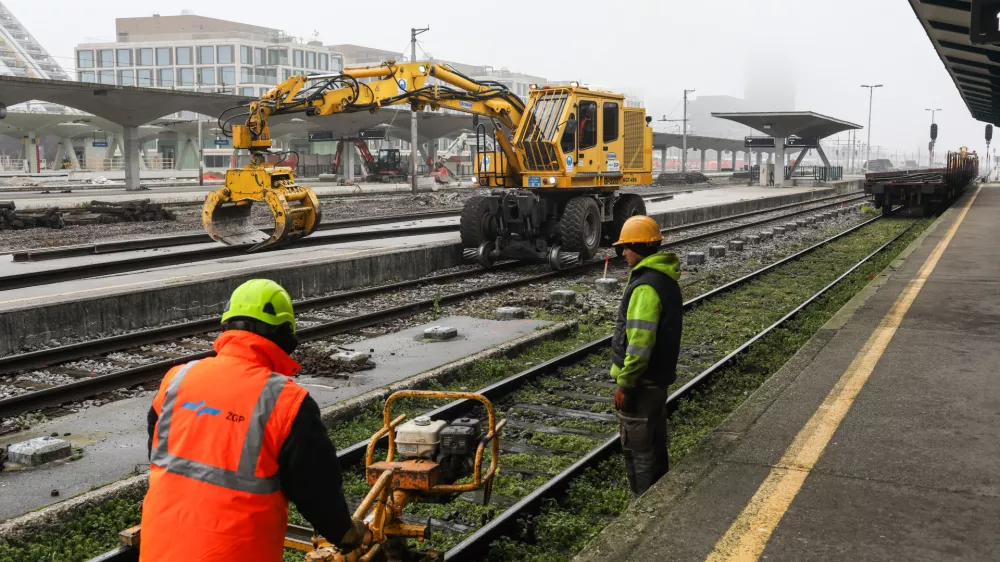 - Gradbena dela na starih tirih in peronih.- Železni&scaron;ka postaja Ljubljana.-14.12.2025. - Prenova Železni&scaron;ke postaje Ljubljana.//FOTO: Bojan Velikonja