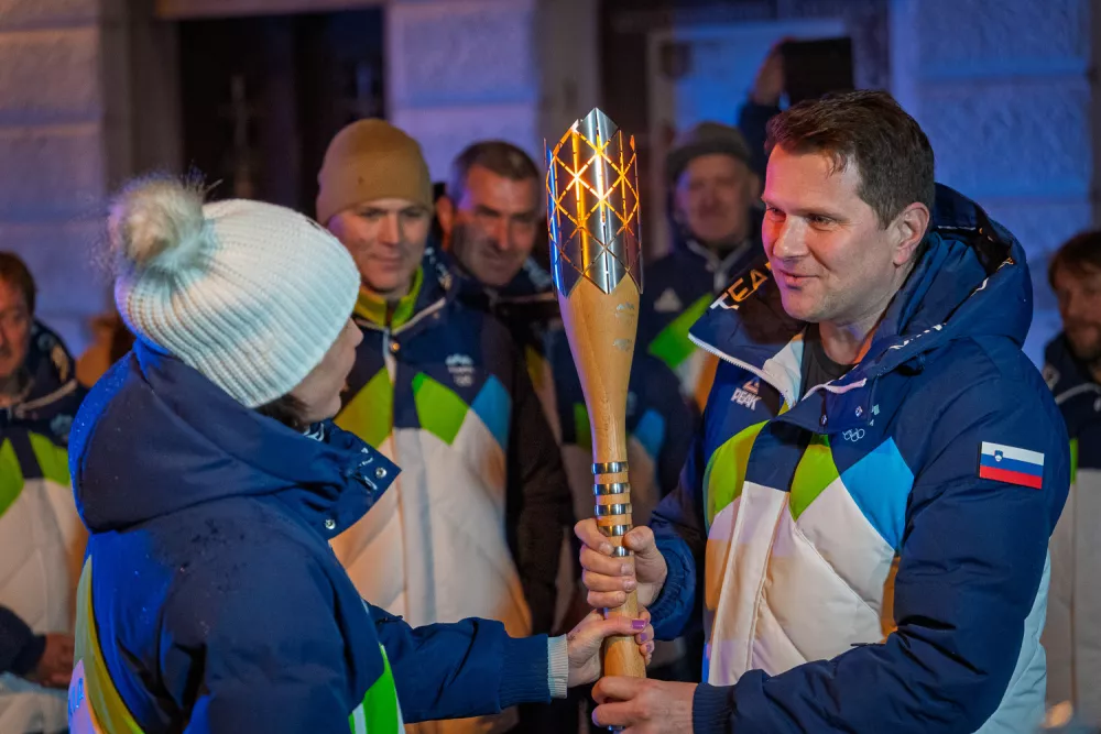 Ambasadorka Slovenske bakle Vesna Fabjan je baklo predala kamni&scaron;kemu županu Mateju Slaparju. Foto: Miro Hrkalović