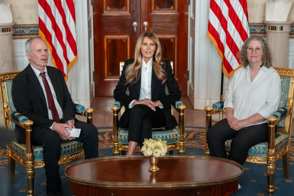 04 February 2026, US, Washington: US First Lady Melania Trump (C) meets with freed Israeli hostages Keith Siegel (L) and Aviva Siegel in the Blue Room of the White House. Photo: Joey Sussman/ZUMA Press Wire/dpa