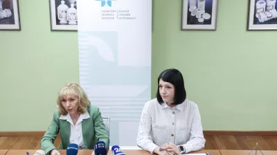 mag. Darja Potočnik Benčič, predsednica Lekarniške zbornice Slovenije, in Andrea Šetina, strokovna vodja v Dolenjskih lekarnah- 05.02.2026 - Novinarska konferenca Lekarniške zbornice, kjer so predstavili problematiko prodaje ponarejenih zdravil na spletu, konkretne primere nelegalnih spletnih lekarn in s tem povezana tveganja za zdravje, še posebej mladih//FOTO: Jaka Gasar