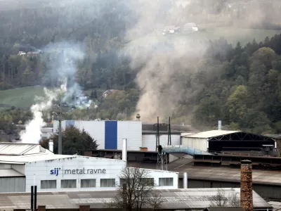 Ravne na Koro&scaron;kem - Sij Metal Ravne - dim iz dimnika onesnaženje