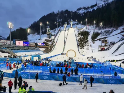 Skakalni center v Predazzu je odlično pripravljen, a se po manj&scaron;ih tribunah ob skakalnici vidi, da Italijane skoki ne zanimajo. 