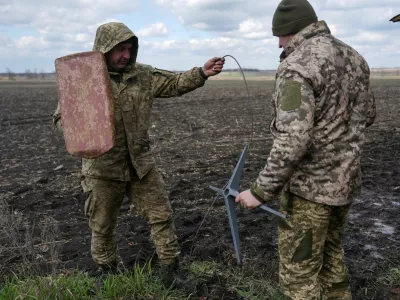 FILE PHOTO: Servicemen of the 68th Oleksa Dovbush Separate Jaeger Brigade of the Armed Forces of Ukraine set up Starlink satellite internet system, amid Russia's attack on Ukraine, near the frontline town of Pokrovsk in Donetsk region, Ukraine April 10, 2025. REUTERS/Inna Varenytsia/File Photo